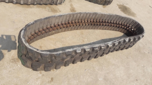 ขายแทรคยางขนาด300&times;5.2&times;74 สำหรับใส่กับรถขุดขนาด10-15-20 T.  แทรคยางเก่านอก