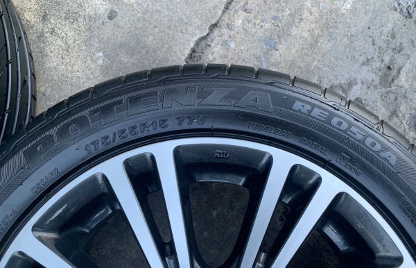 ล้อแม็กป้ายแดง Mitsu Mirage GLS ขอบ 15 สีดำหน้าเงา พร้อมยางป้ายแดง Bridgestone 175-55-15 ปลายปี 17 แม็กสวย ดอกเต็ม มีตุ่ม