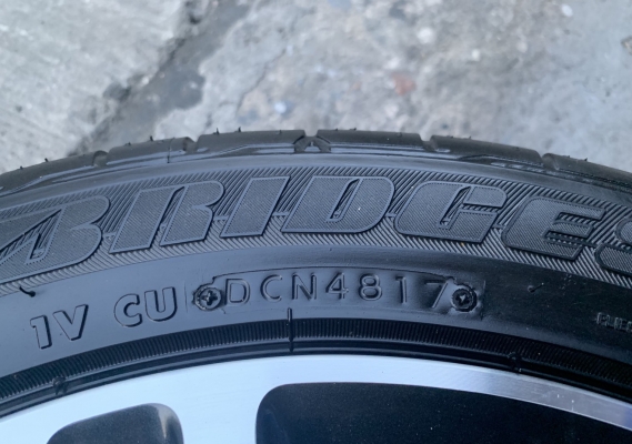 ล้อแม็กป้ายแดง Mitsu Mirage GLS ขอบ 15 สีดำหน้าเงา พร้อมยางป้ายแดง Bridgestone 175-55-15 ปลายปี 17 แม็กสวย ดอกเต็ม มีตุ่ม