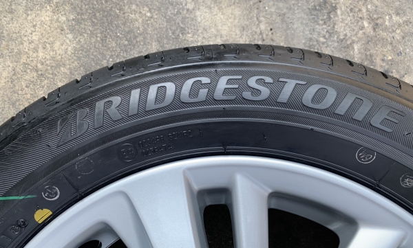 ล้อแม็กป้ายแดง Toyota Yaris Ativ ขอบ 15 พร้อมยางใหม่ป้ายแดง Bridgestone 185-60-15 ลงพื้นปี 19 สวยกริ๊บ ไม่เคยสัมผัสถนน