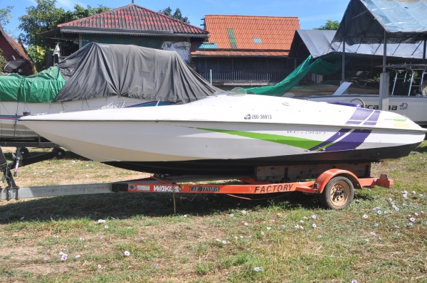 ตัวเรือเปล่า +พวงมาลัย ( hull ) Wellcraft รุ่น scarab เรือยาว 20 ฟุต
