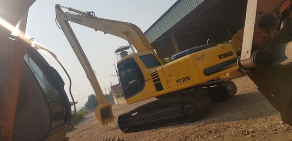 KOMATSU PC200-6 บูมยาว (086-5003800 ท่าม่วงแทรกเตอร์)