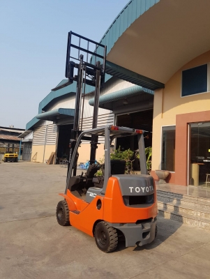 TOYOTA 2 ตัน รุ่น8  ดีเซล เสาสูง3.3เมตร  เกียร์ธรรมดา วิ่งน้อย 4,XXX ชม. ชมเครื่องจักร โฟล์คลิฟท์ รอก นับ1,000รายการจากญี่ปุ่นwww.paholgroup.com