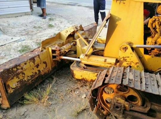 ขายรถแทรคเตอร์ KOMATSU D20P-6 สไลด์ใบมีดได้ 6 ทิศทาง ราคา 185000