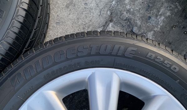 แม็ก Toyota Yaris ลาย 8 ก้าน ขอบ 15 พร้อมยาง 185-60-15 Bridgestone ปี 14