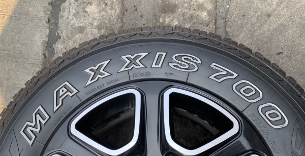 แม็ก Ford Ranger ขอบ 17 สีดำปัดเงา พร้อมยาง 265-65-17 Maxxis ปี 15