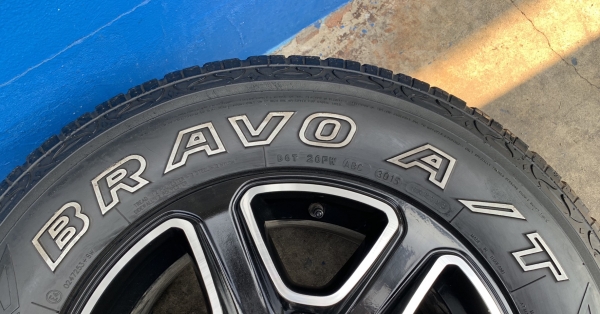 แม็ก Ford Ranger ขอบ 17 สีดำปัดเงา พร้อมยาง 265-65-17 Maxxis ปี 15