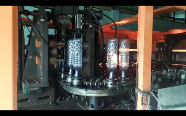 ขาย 7.5 แสน เครื่องเป่าขวดพลาสติก PET รุ่น 2000 cc.ความเร็ว 1500 ขวด/ชั่วโมง ขนาด 3 Cavity ขวดน้ำดื่มขนาด 600 cc.เครื่องจักรพร้อมใช้ ถ้าซื้อใหม่ราคา 2.3 ล้าน  รายการเครื่องจักรมีดังนี้ 1.เครื่องเป่าขวด PET ขนาด 2000 cc. ขนาด 3 Cavity กำลังการผลิต 1500 ขวด