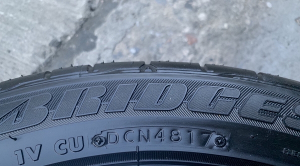 ยางป้ายแดง 175-55-15 Bridgestone ปลายปี 17 ดอกยางเต็มๆ มีตุ่ม ยางป้ายแดง 175-55-15 Bridgestone ปลายปี 17 ดอกยางเต็มๆ มีตุ่ม