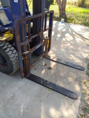 ขายรถยกโฟล์คลิฟท์ Komatsu FD25C-14 ขนาด 2.5 ตัน เชื้อเพลิงดีเซล เครื่องโคมัสสุ 4 สูบ เครื่องยนต์ 4D94E เกียร์ธรรมดา เสาสูง 3 เมตร ยางลมคู่หน้า-หลัง รถเดิมๆเก่านอก มีเอกสาร