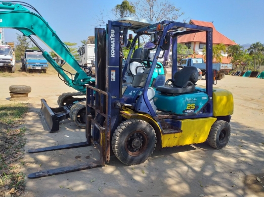 ขายรถยกโฟล์คลิฟท์ Komatsu FD25C-14 ขนาด 2.5 ตัน เชื้อเพลิงดีเซล เครื่องโคมัสสุ 4 สูบ เครื่องยนต์ 4D94E เกียร์ธรรมดา เสาสูง 3 เมตร ยางลมคู่หน้า-หลัง รถเดิมๆเก่านอก มีเอกสาร