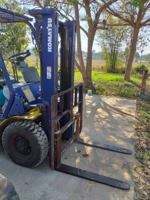 ขายรถยกโฟล์คลิฟท์ Komatsu FD25C-14 ขนาด 2.5 ตัน เชื้อเพลิงดีเซล เครื่องโคมัสสุ 4 สูบ เครื่องยนต์ 4D94E เกียร์ธรรมดา เสาสูง 3 เมตร ยางลมคู่หน้า-หลัง รถเดิมๆเก่านอก มีเอกสาร