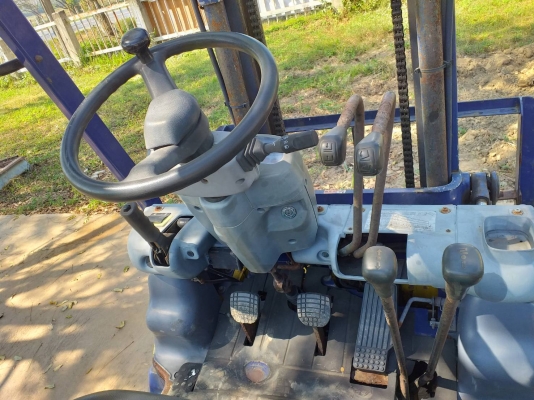 ขายรถยกโฟล์คลิฟท์ Komatsu FD25C-14 ขนาด 2.5 ตัน เชื้อเพลิงดีเซล เครื่องโคมัสสุ 4 สูบ เครื่องยนต์ 4D94E เกียร์ธรรมดา เสาสูง 3 เมตร ยางลมคู่หน้า-หลัง รถเดิมๆเก่านอก มีเอกสาร