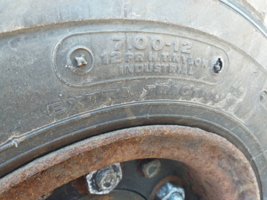 ขายรถยกโฟล์คลิฟท์ Komatsu FD25C-14 ขนาด 2.5 ตัน เชื้อเพลิงดีเซล เครื่องโคมัสสุ 4 สูบ เครื่องยนต์ 4D94E เกียร์ธรรมดา เสาสูง 3 เมตร ยางลมคู่หน้า-หลัง รถเดิมๆเก่านอก มีเอกสาร