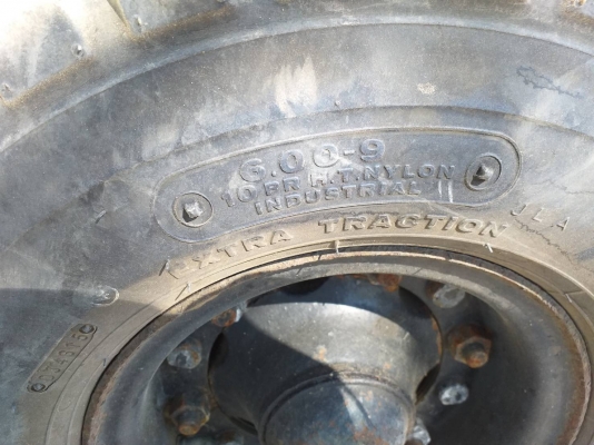 ขายรถยกโฟล์คลิฟท์ Komatsu FD25C-14 ขนาด 2.5 ตัน เชื้อเพลิงดีเซล เครื่องโคมัสสุ 4 สูบ เครื่องยนต์ 4D94E เกียร์ธรรมดา เสาสูง 3 เมตร ยางลมคู่หน้า-หลัง รถเดิมๆเก่านอก มีเอกสาร