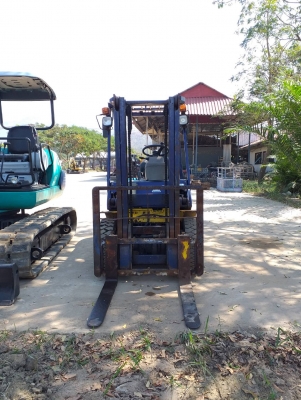 ขายรถยกโฟล์คลิฟท์ Komatsu FD25C-14 ขนาด 2.5 ตัน เชื้อเพลิงดีเซล เครื่องโคมัสสุ 4 สูบ เครื่องยนต์ 4D94E เกียร์ธรรมดา เสาสูง 3 เมตร ยางลมคู่หน้า-หลัง รถเดิมๆเก่านอก มีเอกสาร
