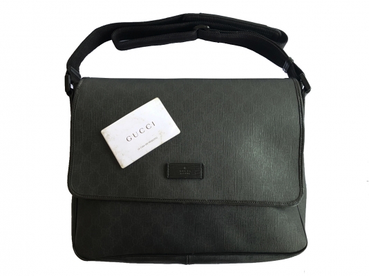 (ปิดการขาย) Gucci Black GG Coated PVC Messenger Bag (สภาพดี อุปกรณ์ ถุง,ใบ ครบ)