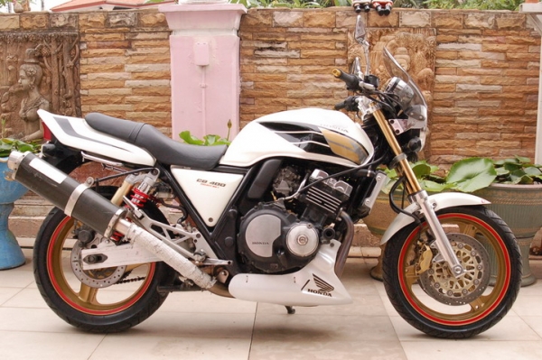 CB400 ขาวมุก ทะเบียนแท้โอนขนส่ง ท่อสูตรไทเทเนียมฟู WR'S ของแต่งเพียบสภาพสวยๆช้าอดนะครับ