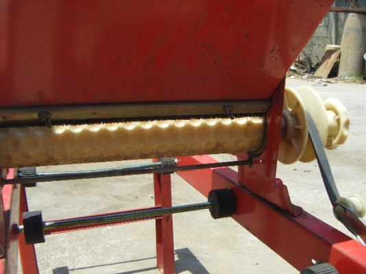 เครื่่องโรยเมล็ดพันธุ์ เครื่่องโรยเมล็ดพันธุ์