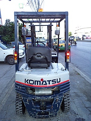 ขายรถยกโตโยต้า 1 ตัน   เครื่องเบนซิน  กระบอกคู่  เสาสูง 3 เมตร    สีเดิมจากนอก  พวงมาลัยเพาเว่อร์ นำเข้าจากญี่ปุ่น ใช้งานได้ทันที