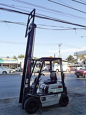 ขายรถยกโตโยต้า 1 ตัน   เครื่องเบนซิน  กระบอกคู่  เสาสูง 3 เมตร    สีเดิมจากนอก  พวงมาลัยเพาเว่อร์ นำเข้าจากญี่ปุ่น ใช้งานได้ทันที