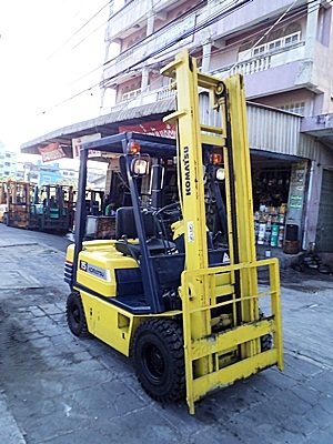 ขายรถยกโคมัสสึ 1.5 ตัน รุ่น15 เครื่องเบนซิน  กระบอกคู่  เสาสูง 4 เมตร  ยางตันใหม่ 4 ล้อ พวงมาลัยเพาเว่อร์  สีเดิมจากนอก นำเข้าจากญี่ปุ่น ใช้งานได้ทันที