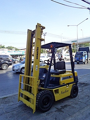 ขายรถยกโคมัสสึ 1.5 ตัน รุ่น15 เครื่องเบนซิน  กระบอกคู่  เสาสูง 4 เมตร  ยางตันใหม่ 4 ล้อ พวงมาลัยเพาเว่อร์  สีเดิมจากนอก นำเข้าจากญี่ปุ่น ใช้งานได้ทันที