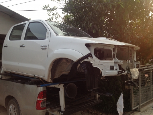 กระบะ วีโก้ 4 ประตู 4 WD สีบรอนทอง. ฝาท้ายใหม่ มีรูไฟเบรค. ถอดลงไม่เคยชน พร้อมใช้. 28000 _หมวดมินทร์. 086-4085619