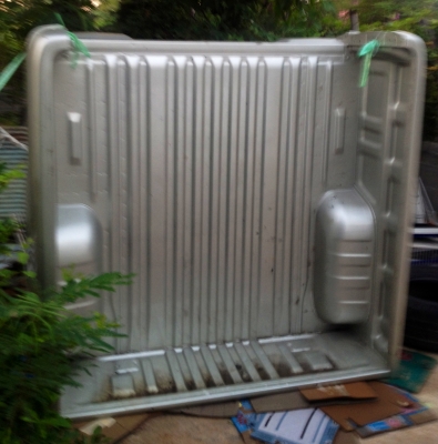 กระบะ วีโก้ 4 ประตู 4 WD สีบรอนทอง. ฝาท้ายใหม่ มีรูไฟเบรค. ถอดลงไม่เคยชน พร้อมใช้. 28000 _หมวดมินทร์. 086-4085619