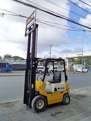 ขายรถยก1 ตัน  เครื่องเบนซิน กระบอกคุ่ เกียร์ออโต้  เสาสูง 3 เมตร  พวงมาลัยเพาเว่อร์  สีเดิมจากนอก นำเข้าจากญี่ปุ่น ใช้งานได้ทันที