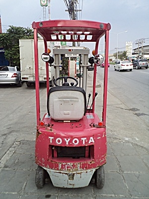 ขายรถยกโตโยต้า 500 กิโล  รุ่น6 เครื่องเบนซิน  กระบอกคู่ เสาสูง 2.5 เมตร   พวงมาลัยเพาเว่อร์  สีเดิมจากนอก นำเข้าจากญี่ปุ่น ใช้งานได้ทันที ราคา95000 ขอรายละเอียด / รูปถ่ายเพิ่มเติมได้ที่วิวัฒน์ 087-9834888 หรือ www.รถยกสินค้า.com