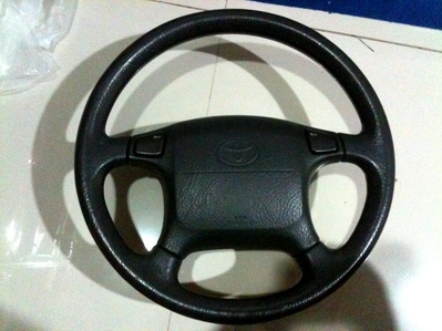 พวงมาลัยสี่ห้า โตโยต้า รุ่นมีแอร์แบค แต่ตัวยิงแอร์แบคไม่มี ถุงลมยังอยู่ ใส่สวยงามครับ