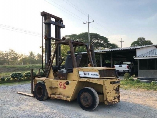 ขาย 255,000 บาท โฟลค์ลิฟท์ DAEWOO D50 ยก 5 ตัน เสาสูง 6.5 เมตร เครื่องดีเชล 4 สูบ สภาพพร้อมใช้ ยางตัน 6 เส้น  รถอยู่  นครปฐม โทร 0610710295  สนใจ รายการสินค้า อื่นๆ ที่ เว็ปไชค์ Truck2Hand https://www.truck2hand.com/index.php?actions=content/search&amp;me