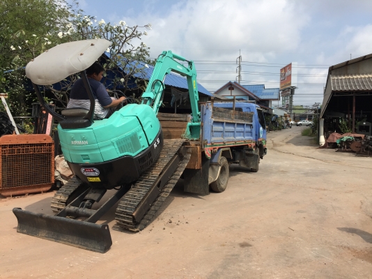 จัดส่งรถขุดจิ๋วไปเชียงใหม่เรียบร้อย รถขุดเล็กยอดนิยมสวยๆยังพอมี089-8374018