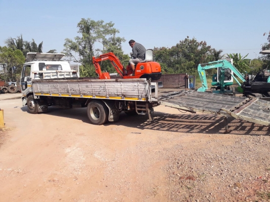 จัดส่งรถขุดจิ๋วไปเชียงใหม่เรียบร้อย รถขุดเล็กยอดนิยมสวยๆยังพอมี089-8374018