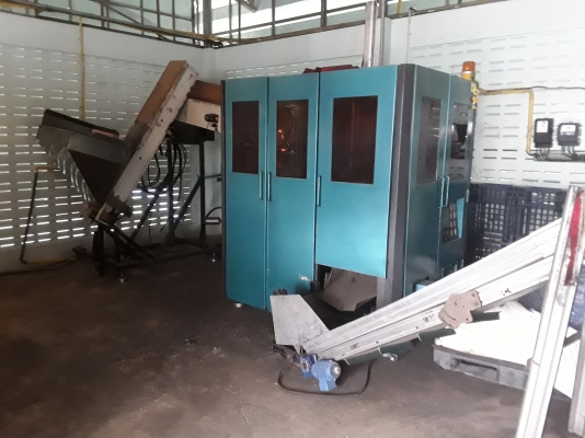 ขายเครื่องเป่าขวดพลาสติก PET ยังเดินงานอยู่ รุ่น 2000 cc.ความเร็ว 1500 ขวด/ชั่วโมง ขนาด 3 Cavity ขวดน้ำดื่มขนาด 600 cc.เครื่องจักรพร้อมใช้ ถ้าซื้อใหม่ราคา 2.3 ล้าน  รายการเครื่องจักรมีดังนี้ 1.เครื่องเป่าขวด PET ขนาด 2000 cc. ขนาด 3 Cavity กำลังก