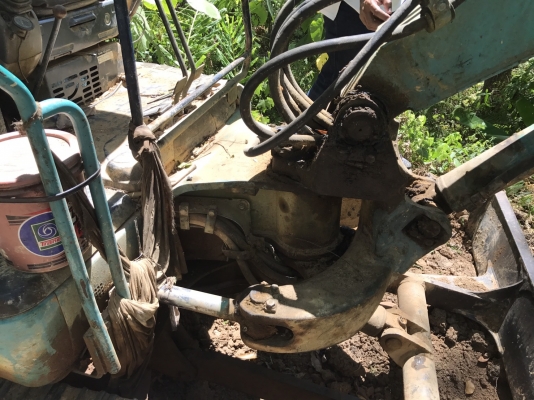 มี VDO ให้ชม.รถแบคโฮ KOMATSU PC40R-8 เอกสารอินวอย ราคา 300000