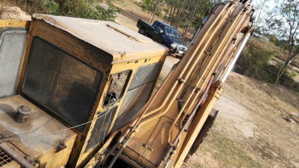 ขาย 325,000 CAT E 200 B เครื่อง MITSUBISHI S6K ปั้มแรง เอวแน่น ช่วงล่างสวย รถพร้อมใช้งาน รถอยู่ นครพนม 090-772-3710 090-772-3708