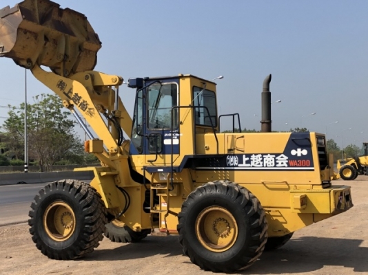 ขายรถตักล้อยาง KOMATSU WA300-1 นำเข้าเองจากญี่ปุ่น สภาพสวยพร้อมใช้ มีVDOการทำงานครับ