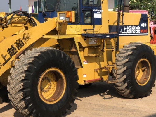ขายรถตักล้อยาง KOMATSU WA300-1 นำเข้าเองจากญี่ปุ่น สภาพสวยพร้อมใช้ มีVDOการทำงานครับ