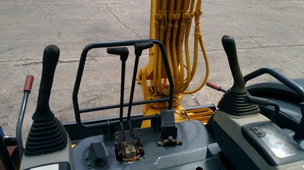 KOMATSU รุ่น PC40MR-2