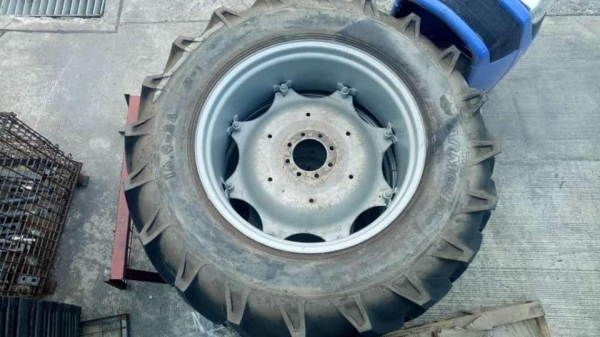 ขายยางพร้อมกระทะล้อ ขอบ16.9-34 ยี่ห้อ ARMOUR ตัวนี้เป็นยางเทสของบริษัท สภาพยางไม่มีตำหนิ...ไม่มีแผล จัดส่งทั่วประเทศ  สนใจสอบถาม 084-9997463