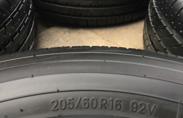 ยางป้ายแดง 205-60-16 TOYO ปี 18 ดอกเต็มๆ ตุ่มเป้ง เส้นสีชัด ยางป้ายแดง 205-60-16 TOYO ปี 18 ดอกเต็มๆ ตุ่มเป้ง เส้นสีชัด