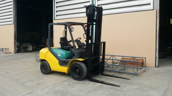 โฟล์คลิฟท์ KOMATSU 3 ตัน ยกสูง 4 เมตร ชั่วโมง 3,XXX ชม. เครื่องดีมากเว่อร์  ไมเคยใช้ในไทย ชมเครื่องจักร โฟล์คลิฟท์ รอก นับ1,000รายการจากญี่ปุ่นwww.paholgroup.com