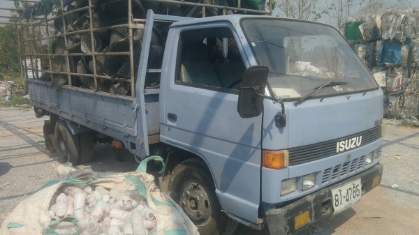 6ล้อ ISUZU NKR 110 แรง รถพร้อมใช้ สภาพดี อยู่ ขอนแก่น ราคา157,000บ. สนใจ0835601591