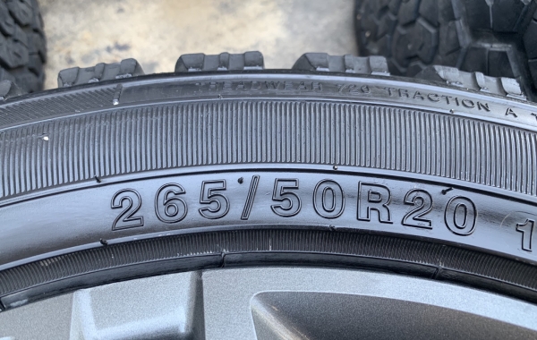 ล้อแม็ก Ford Everest ลายเก่า ขอบ 20 สีเทากัน พร้อมยาง 265-50-20 ปี 16 แม็กสวย ดอกยางหนาปึก