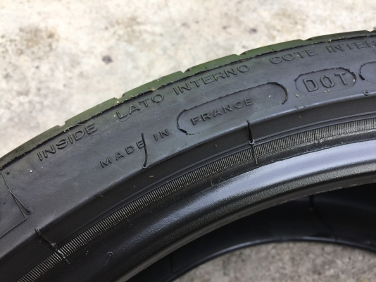ยาง Michelin 275-30-19 ปี 14 made in france 2 เส้น 1200 สวยๆไม่มีปะไม่บวมไม่กินข้างดอกยางเหลือเยอะเอ