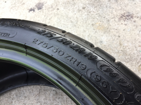 ยาง Michelin 275-30-19 ปี 14 made in france 2 เส้น 1200 สวยๆไม่มีปะไม่บวมไม่กินข้างดอกยางเหลือเยอะเอ