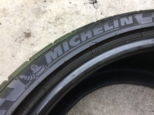 ยาง Michelin 275-30-19 ปี 14 made in france 2 เส้น 1200 สวยๆไม่มีปะไม่บวมไม่กินข้างดอกยางเหลือเยอะเอ
