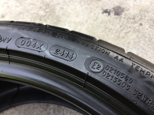ยาง Michelin 275-30-19 ปี 14 made in france 2 เส้น 1200 สวยๆไม่มีปะไม่บวมไม่กินข้างดอกยางเหลือเยอะเอ